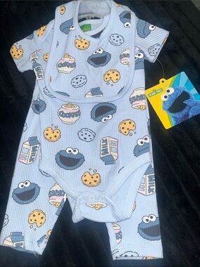 Sesame Street Light Blue Cookie Monster Print Baby One-Piece with Bib